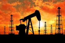 Oil Slump Persists as a Glut Remains Apparent