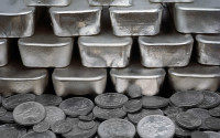 Silver Prices Mount Gains on Weak Dollar