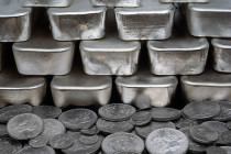 Silver Prices Mount Gains on Weak Dollar